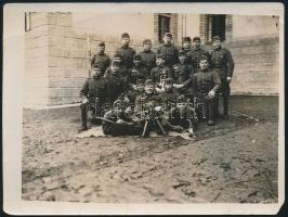 cca 1914-1918 Katonák géppuskával, csoportkép, fotólap, 9×12 cm