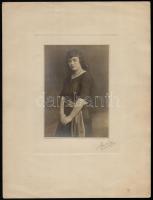 cca 1920 Hölgyportré, kartonra kasírozott fotó, hidegpecséttel jelzett, aláírt fotó Erdélyi műterméből, 15,5×11 cm