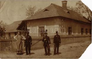 1909 Ibrány, M. Kir. Csendőrségi laktanya, kakastollas csendőrök (EM)