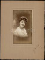 cca 1910-1920 Hölgyportré, kartonra kasírozott fotó, Goszleth műterméből, aláírt, 19×11 cm
