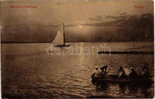 1909 Siófok, alkonyat a Balatonon, csónakázó társaság (fa)