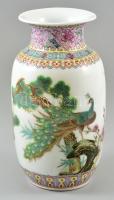 Jelzett kínai Famille rose váza, kézzel festett, apró kopásnyomokkal, m:24 cm