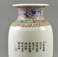Jelzett kínai "Famille rose" váza, kézzel festett, apró kopásnyomokkal, m:24  cm