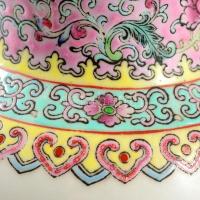 Jelzett kínai "Famille rose" váza, kézzel festett, apró kopásnyomokkal, m:24  cm