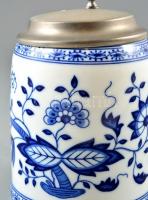 Hutschenreuther ón fedeles söröskorsó, jelzett, matricás, apró kopásnyomokkal, m:15 cm