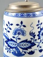 Hutschenreuther ón fedeles söröskorsó, jelzett, matricás, apró kopásnyomokkal, m:15 cm