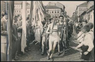 1959 Magyar sportolók Bécsben, VII. VIT, szélén hajtott fotó, 17,5×11,5 cm