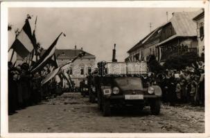 1940 Kézdivásárhely, Targu Secuiesc; bevonulás, ünneplő tömeg, magyar zászlók / entry of the Hungarian troops, cheering crowd, Hungarian flags
