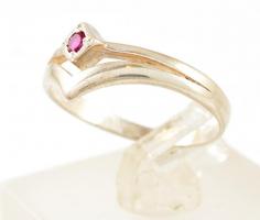 Ezüst(Ag) karlánc jelzett, h: 18 cm + ezüst(Ag) gyűrű kővel, méret: 55, bruttó: 4,4 g