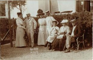 1909 Grado, ladies and gentlemen at the beach. Strand-Atelier Wessely photo (EK)