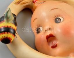 Goebel/Hummel falikép, kisfiú méhecskével, kézzel festett kerámia, jelzett, apró kopásokkal, d: 14,5...