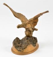 A sas leszállt, bronz szobor, apró kopásokkal, m: 17,5 cm