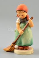 Goebel/Hummel seprő kislány, kézzel festett kerámia, jelzett, alján kopásokkal, d: 11,5 cm