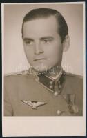 1943 Tornyos Ödön, a M. Kir. Honvédség repülős főhadnagya kitüntetésekkel, pecséttel jelzett fotólap, 13,5×8,5 cm