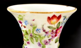 Virágos kis váza, sérült, kézzel festett, jelzett (két kard EC), m: 11 cm