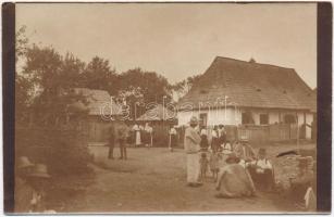 1917 Párva, Parva; vasárnap a faluban, falusiak népviseletben és katonák + erdélyi román parasztok folklór motívumlap / Sunday in the village, villagers with soldiers. photo + Transylvanian folklore motive postcard