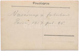 1917 Párva, Parva; vasárnap a faluban, falusiak népviseletben és katonák + erdélyi román parasztok f...