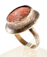 Ezüst(Ag) gyűrű, piros kővel, jelzett, méret: 57, bruttó: 6,9 g