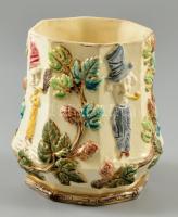 cca 1880 majolika váza plasztikus pipázó figurákkal, kézzel festett, jelzett, kopásnyomokkal, m: 12 cm