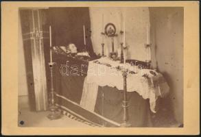 cca 1870-1900 2 db fotó Schaller József a ravatalon, családi fotó 11x21 cm