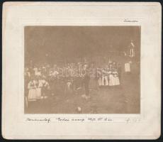 1901 Mauterndorf, Ausztria, erdei ünnep, háttérben Sámsonnal, az óriásbábuval, feliratozott fotó kartonon, 9×12 cm