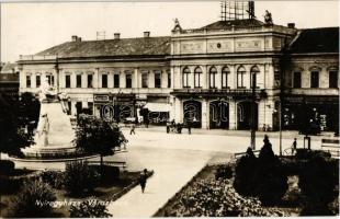 1934 Nyíregyháza, Városháza, Feuer Miksa, Weisz Jakab, Barsch Gusztáv, Füredi Vilmos üzlete, Kossuth szobor. Kiadja Fábián Pál