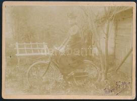 cca 1895 Görgey Jordán Szepes vármegyei főispán felesége, Pongrácz Hedvig (1863-?) grófnő kerékpáron, fotó kartonon, sk. aláírásával, hátoldalon feliratozva, 13×18 cm