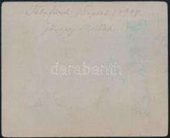 1908 A Görgey-család a tátrafüredi (Felvidék) vasútállomáson, hátoldalon feliratozott fotó, kartonra...