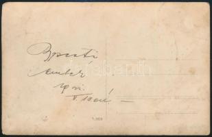 1911 Katonai egység étkezése tábori konyhánál Budapesten, fotólap, hátoldalon feliratozva, 8,5×13,5 ...