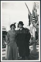 cca 1940 Résztvevők a Budapesti Nemzetközi Vásáron, háttérben szép magyar címeres, zászlós dekorációval, fotó, 14×9 cm