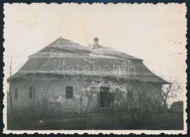 cca 1940 Ankerschmidt ház Kisszekeresen (Szatmár vármegye), az Új földesúr Jókai-regény szereplői itt éltek, hátoldalon feliratozott fotó, 6×8,5 cm