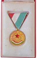 ~1970. Kiváló Pedagógus aranyozott fém kitüntetés mellszalagon, dísztokban, miniatűr jelvénnyel T:1-