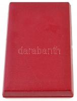 ~1970. "Kiváló Pedagógus" aranyozott fém kitüntetés mellszalagon, dísztokban, miniatűr jel...