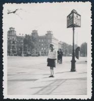 cca 1930 Budapest, Kodály körönd, villamos és a Dr. Glück Szanatórium reklámoszlopa, fotó, 6×6 cm