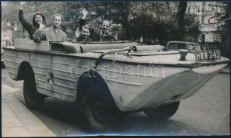 cca 1950 London, Kétéltű autó fényképe, eredeti sajtófotó, külön felirattal, 11×19 cm