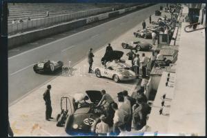 1957 A Mans-i 24 órás autóverseny előkészületei, hátoldalon feliratozott eredeti sajtófotó, 18×12 cm