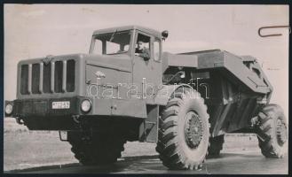 Hatalmas nyerges vontató, eredeti szovjet sajtófotó, külön felirattal, 13×22 cm
