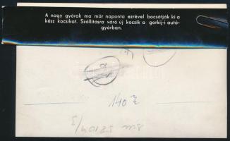 Gorkiji autógyár belső tere, kész autókkal, eredeti sajtófotó, külön felirattal, 10,5×17 cm