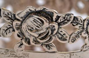 Ezüst boros palack alátét rózsa díszítéssel Jelzett. 93 g, d:9,5 cm