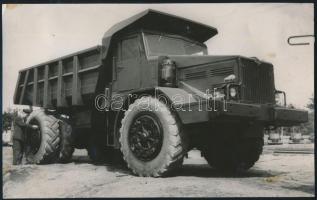Óriási szovjet teherautó, eredeti sajtófotó, külön felirattal, 13,5×22 cm