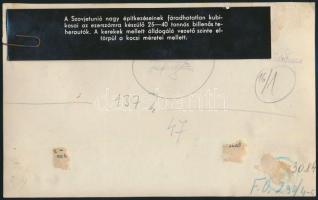 Óriási szovjet teherautó, eredeti sajtófotó, külön felirattal, 13,5×22 cm