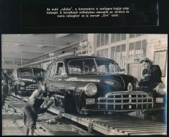 Szovejet ZIM autó a gyártósoron, eredeti sajtófotó, külön felirattal, 13,5×22 cm