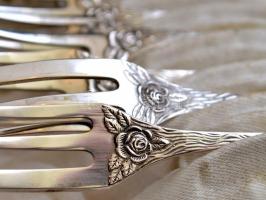 6 személyes ezüst tortavilla készlet rózsa díszítéssel. Jelzett, díszdobozba, hiányos zárral 87 g