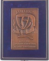 Kiss Kovács Gyula (1922-1984) ~1970. MUOSZ - A Magyar Sportújságírók Díja - Az év legjobbjainak egyoldalas Br plakett, eredeti tokban (119x79mm) T:1-