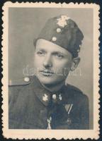 1944 Katona kitüntetésekkel, hátoldalon feliratozott fotó, 8,5×6 cm