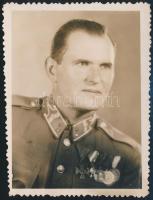 cca 1942 Törzsőrmester kitüntetésekkel, fotó, 8×6 cm