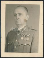 cca 1942 Főhadnagy kitüntetésekkel, fotó, 8×6 cm