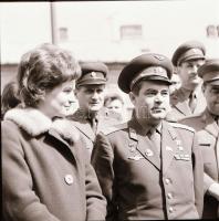 Valentyina Tyereskova (1937-) női űrhajós, 15 db fotónegatív 4 csíkban, 6×6 cm