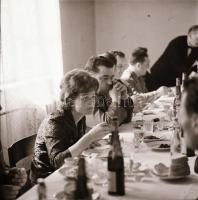 Valentyina Tyereskova (1937-) női űrhajós, 15 db fotónegatív 4 csíkban, 6×6 cm