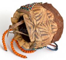 Afrikai rituális eszköz, teknőc páncélból készült törzsi dísz gyöngyökkel. 12 cm
